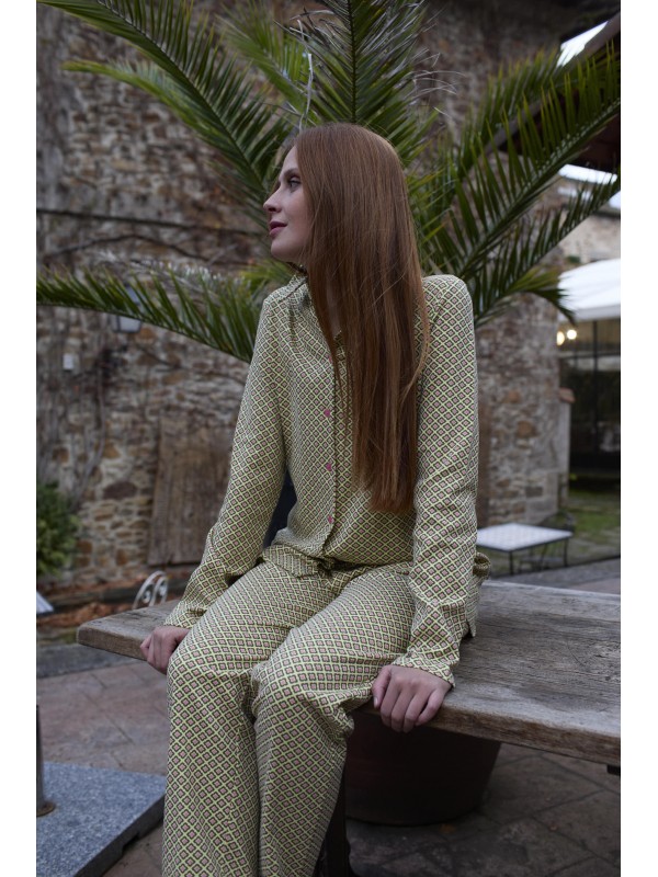 Pijama de mujer abierto...